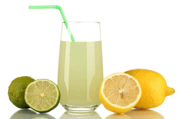 Смачний лимонний сік у склянці та лимонах поруч з ним ізольовано на білому
 - Фото, зображення