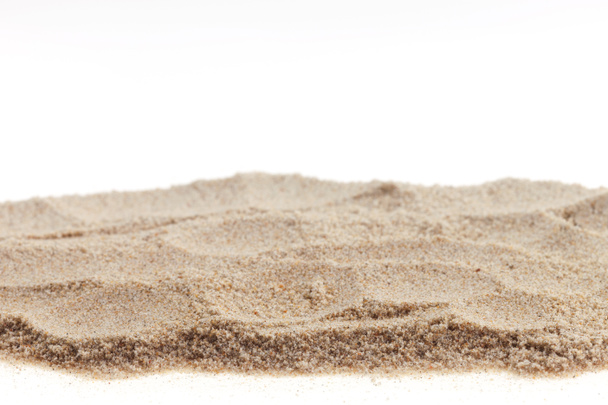 Куча песка изолированы на белом фоне
. - Фото, изображение