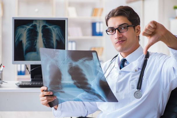 orvos radiológus nézi röntgen képek - Fotó, kép