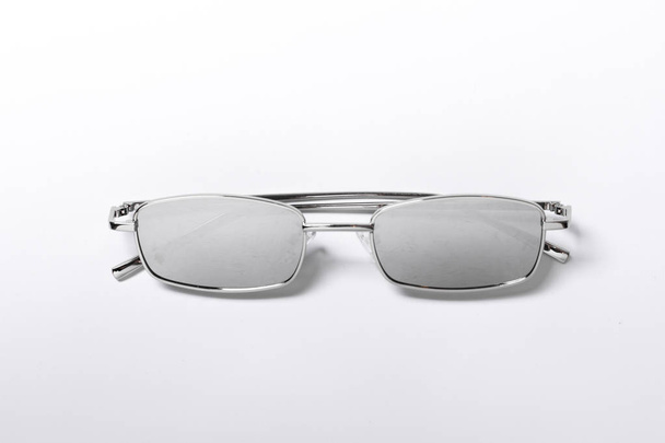 Красиві і модні окуляри з прозорими окулярами на білому тлі
 - Фото, зображення