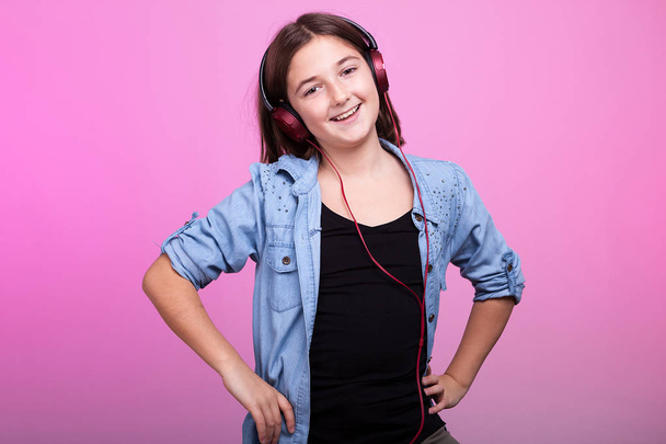 Lachende jonge tiener meisje muziek beluisteren - Foto, afbeelding
