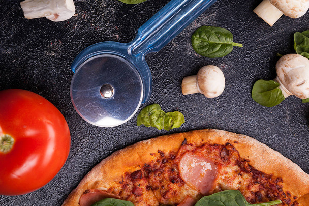 Close-up vista superior sobre pizza ao lado de cogumelos, tomates e deixar
 - Foto, Imagem