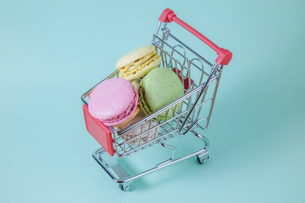 Macarons biscuits in shopping cart - Foto, immagini