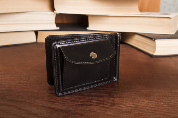 male clamp for money; closed leather wallet - Foto, afbeelding