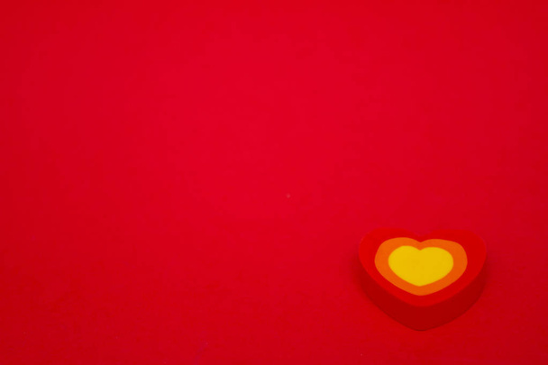 Herzen. Valentinstag. Karte für den Valentinstag mit Kopierraum und Herzen. Farbherzen am Valentinstag Hintergrund. roter Hintergrund mit Herz. Gruppe farbiger Herzen auf rotem Hintergrund - Foto, Bild
