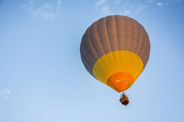 Horkovzdušný balón na modré hodiny - Fotografie, Obrázek