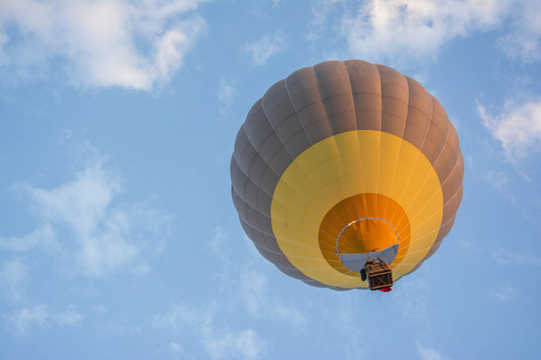 Horkovzdušný balón na modré hodiny - Fotografie, Obrázek