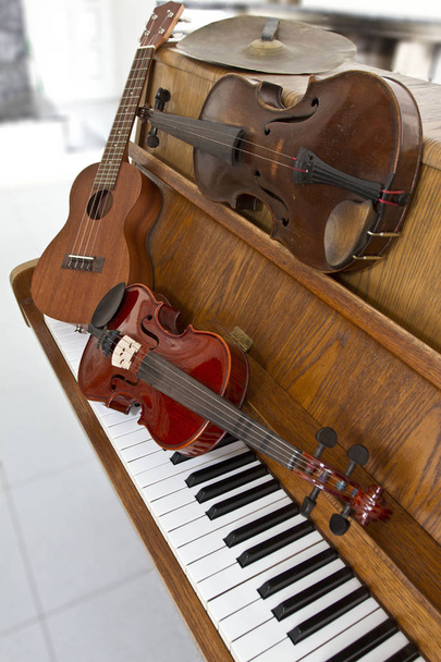 Klassisia viuluja pianonsoittimilla, kitaralla ja symbaalilla. Klassinen musiikkisoittimet musiikin tausta käsite
 - Valokuva, kuva
