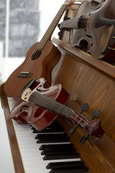 Klasické housle a klávesy, kytaru a činely. Klasické hudební nástroje pro hudební pozadí koncept - Fotografie, Obrázek