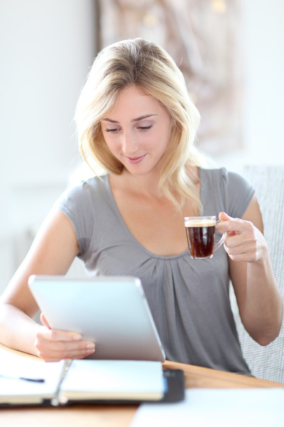 Young woman working at home with touchpad - Foto, afbeelding