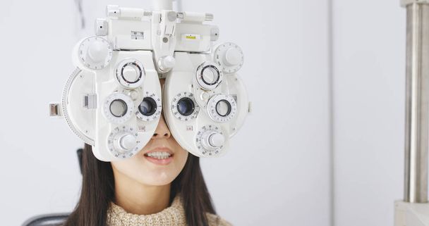 mulher fazendo teste ocular  - Foto, Imagem