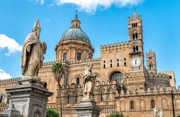 聖人、シチリア、南イタリアの彫像とパレルモ大聖堂教会 - 写真・画像