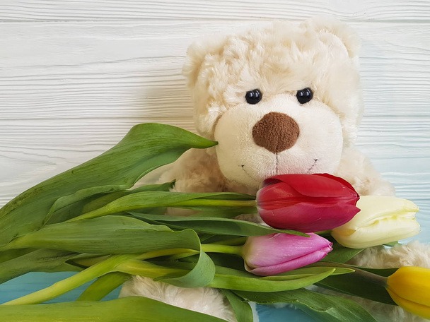 игрушечный плюшевый мишка, тюльпан, деревянный
 - Фото, изображение