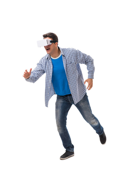 Młody człowiek w okularach VR wirtualnej rzeczywistości - Zdjęcie, obraz