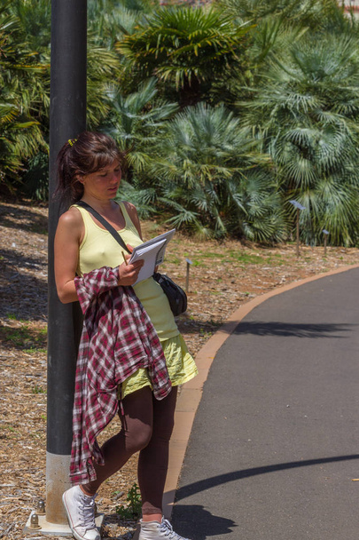 Mulher estudando plantas no jardim botânico na parte tropical
. - Foto, Imagem