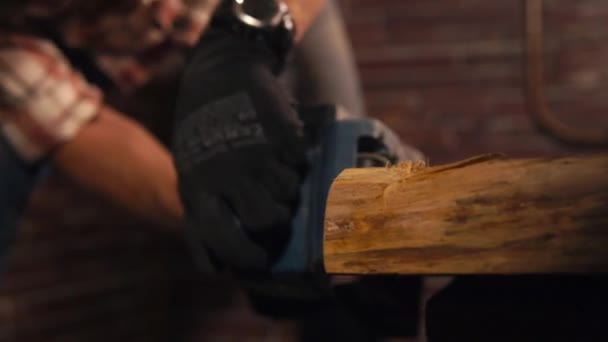 Carpintero usando máquina de gastar en una madera
 - Metraje, vídeo