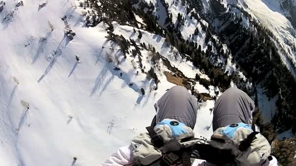 雪の中で高いパラグライダー - 映像、動画