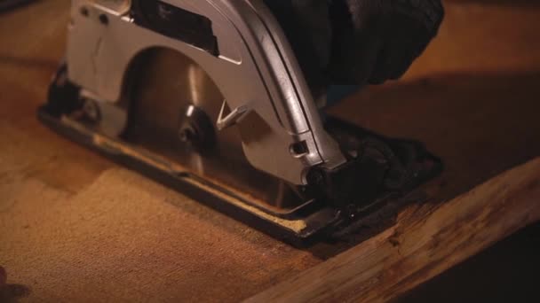Découper le bois avec une scie
 - Séquence, vidéo