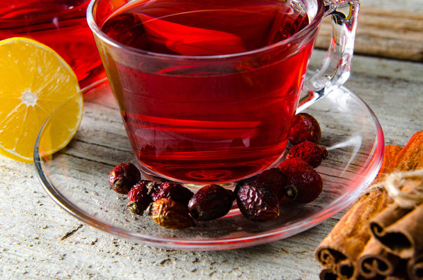 Tè di bacche di frutta nella tazza servita sul tavolo - Foto, immagini