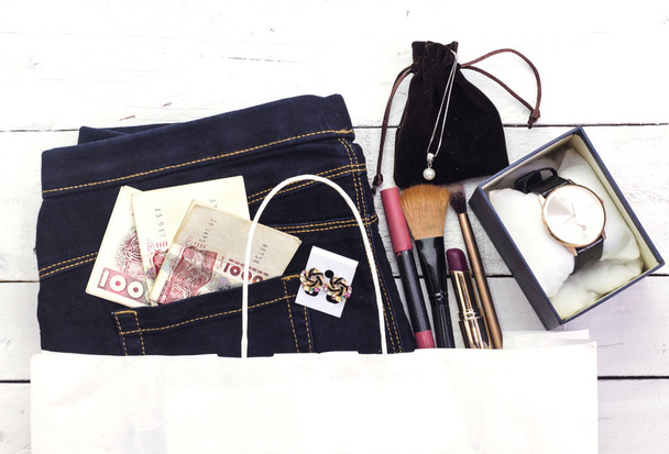 concept shopping, denaro e prodotti cosmetici
 - Foto, immagini