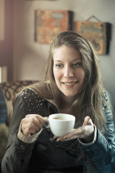 Happy young woman in a coffee shop - Zdjęcie, obraz
