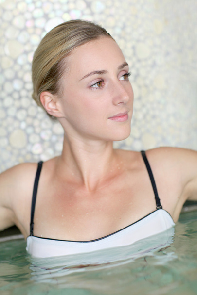 Portrait of beautiful woman in spa treatment - Foto, afbeelding