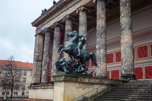 O edifício do Museu Altes na Ilha dos Museus em Berlim
 - Foto, Imagem