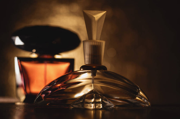 dos perfumes de botella
  - Foto, Imagen