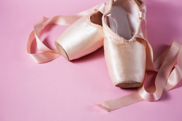 balet pointe boty na růžovém pozadí - Fotografie, Obrázek