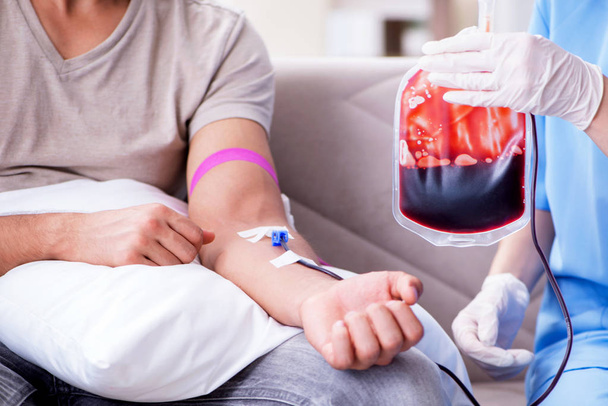 Paciente recibiendo transfusión de sangre en clínica hospitalaria - Foto, imagen