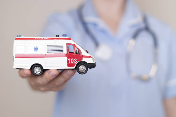 врач и модель скорой помощи
 - Фото, изображение