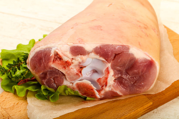 Сырая жирная свинина колено готово для приготовления пищи
 - Фото, изображение