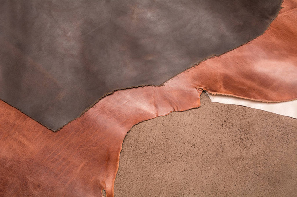 Textur aus drei Stücken natürlichen braunen Leders. Lederhintergrund. - Foto, Bild