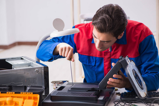 Professional repairman repairing computer in workshop - Photo, Image
