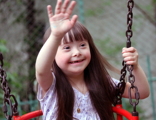 Портрет красивой молодой девушки на детской площадке - Фото, изображение