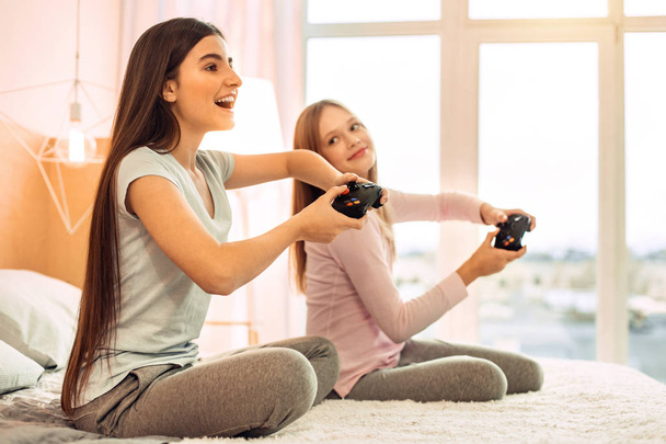 Cheerful teenage friends enjoying video games - Zdjęcie, obraz