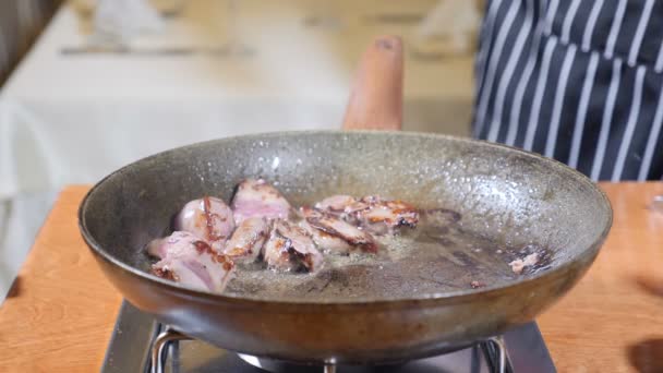 Primer plano de Chef Cooking Flambe Style Dish con rodajas de hígado en una sartén caliente en el restaurante. Movimiento lento
. - Imágenes, Vídeo