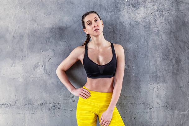 Sporty athletic woman in crossfit gym - Foto, afbeelding