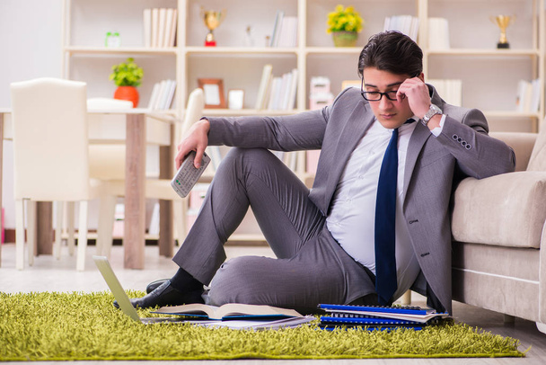 Businessman working on the floor at home - Foto, immagini