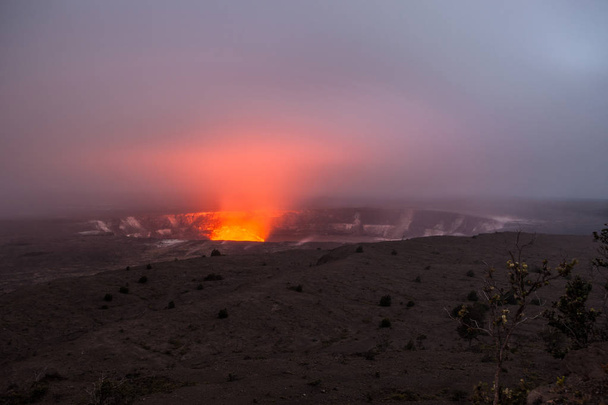 Tűz- és gőz kitörő Kilauea kráter, nagy sziget a Hawaii - Fotó, kép