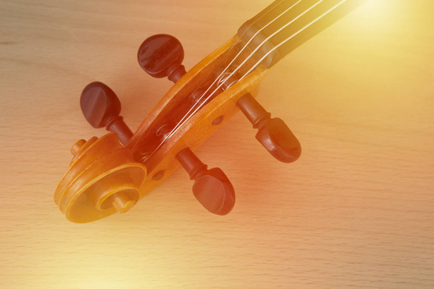 Старая скрипка лежит на столе
 - Фото, изображение