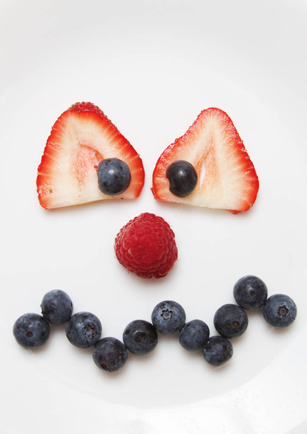 Fruit sur une assiette pour faire un visage humain
.  - Photo, image