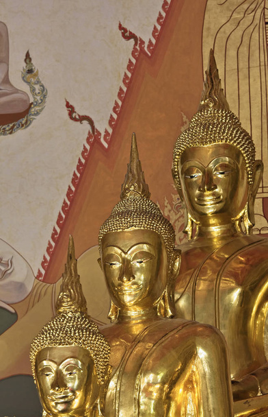 Thaïlande, Bangkok, temple Indrawiharn (Wat Indrawiharn), 19ème siècle, statues de Bouddha d'or
 - Photo, image