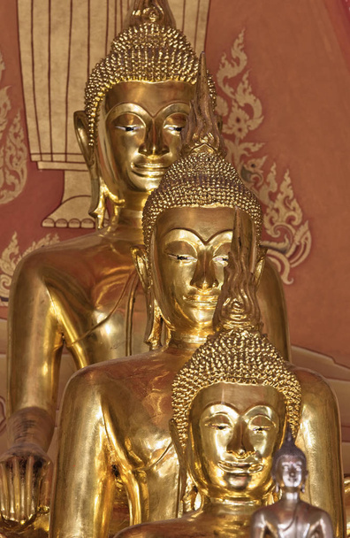 Thajsko, Bangkok, Indrawiharn temple (Wat Indrawiharn), 19. století, zlaté sochy Buddhy - Fotografie, Obrázek