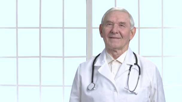 alter lächelnder Oberarzt mit Stethoskop. - Filmmaterial, Video
