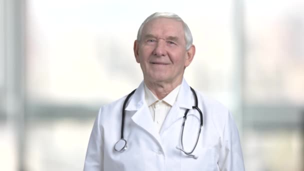 Porträt eines Oberarztes im abstrakten unscharfen hellen Hintergrund. - Filmmaterial, Video