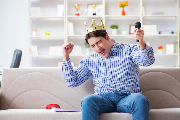 Homem engraçado cantando músicas em karaoke em casa - Foto, Imagem