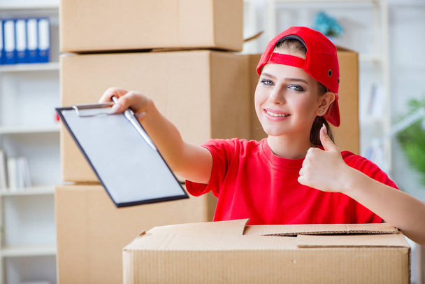 Young woman delivering boxes of personal effects - Photo, Image