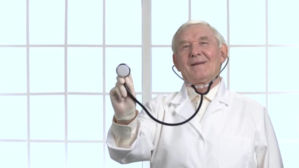 Médico muy viejo usando estetoscopio en el hospital
. - Imágenes, Vídeo