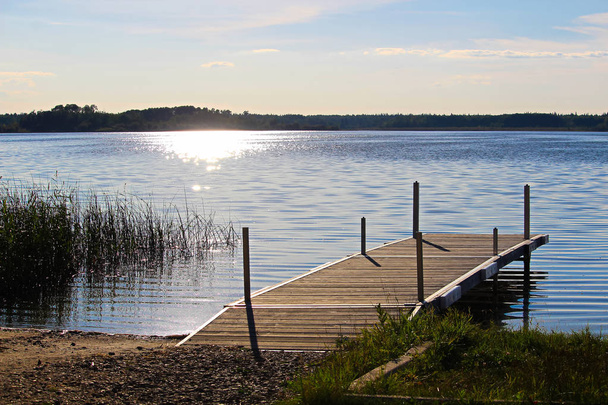 Un atardecer sobre un lago de Saskatchewan
 - Foto, imagen